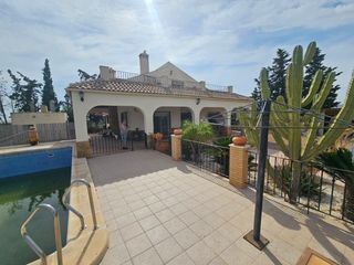 Xalet a Lobosillo. Villa independiente con piscina en valle del sol