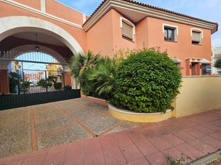 Haus in Las Lomas de Rame-Bahía Bella. Bungalow en planta baja de esquina con amplio jardín privado en