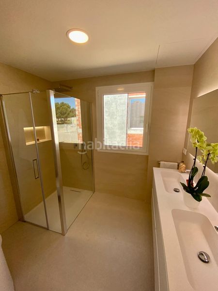 Foto b0ba28f8-3b2b-47e0-b37a-d470f313c398. Chalet avec parking piscine dans Golf Bahía Finestrat