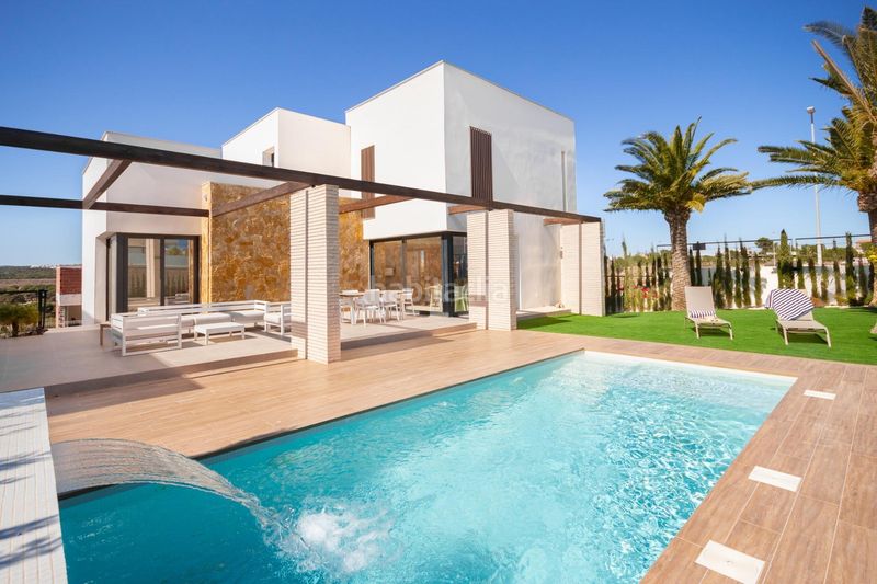Foto bbceb392-e543-4b7a-9ae6-903cbaaa193c. Xalet amb aparcament piscina a Campoamor Orihuela