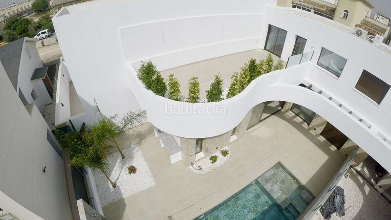 Foto 3b6540da-c398-4ddd-bca3-85d40ffb47d7. Casa aparellada amb aparcament a Almoradí