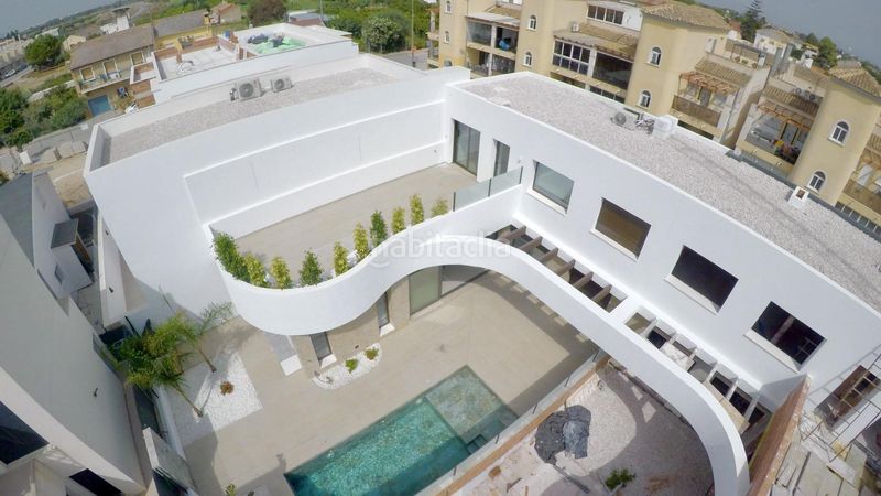 Foto abd63f53-0393-4430-94d8-4c3682d4e480. Casa aparellada amb aparcament a Almoradí