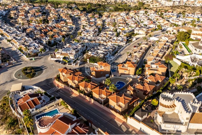 Foto 094576a5-acca-4c4f-834b-402d1a030456. Xalet amb aparcament piscina a Rojales