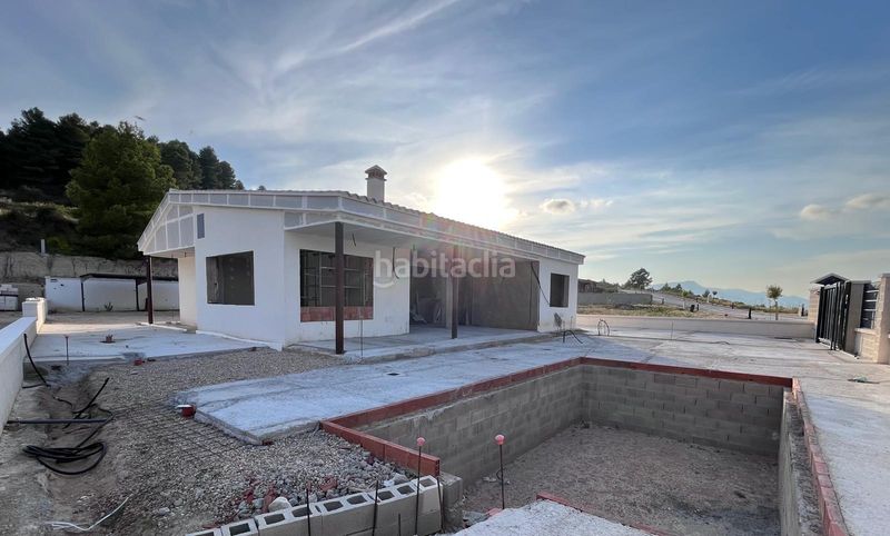 Foto a08ee710-333f-4e1b-a236-279b7c98dd83. Xalet amb aparcament a Penàguila
