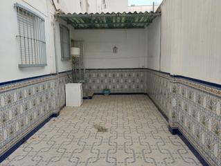 Pis  Calle cofrade manuel ramírez ruiz. Piso bajo de tres dormitorios con gran patio