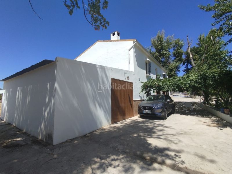 Foto 15bd0114-82b7-4ad8-b8a6-3ecc94b5777e. Masia amb xemeneia aparcament a Cabra