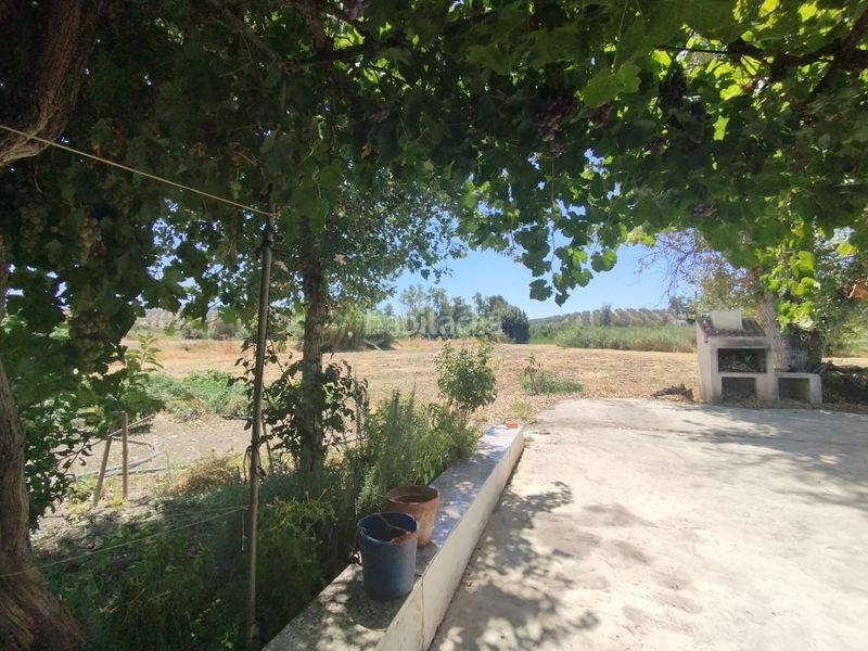 Foto 2b5e1a9b-aa13-429a-931a-cb35be8ed2a5. Masia amb xemeneia aparcament a Cabra