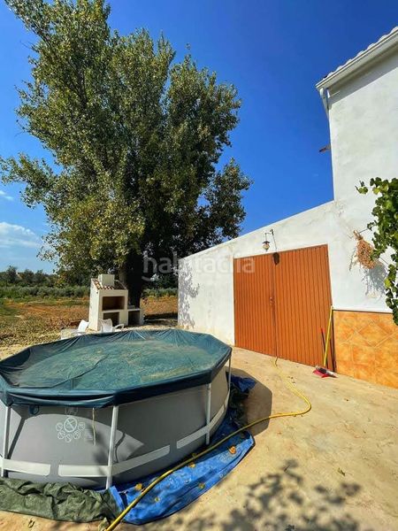 Foto 6a2c27e9-195c-4341-90e4-9775ae20b8b4. Masia amb xemeneia aparcament a Cabra
