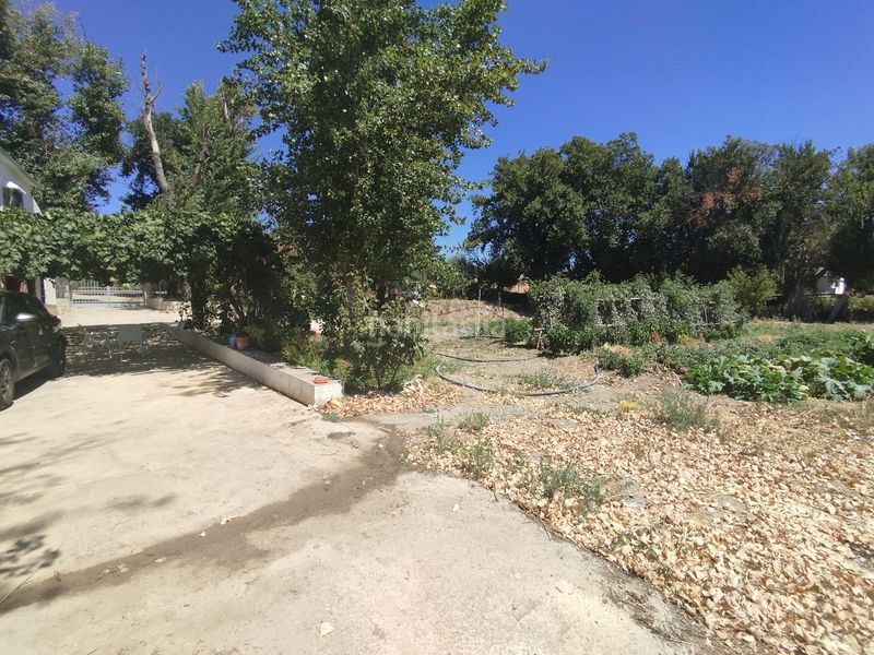 Foto ae25dc3d-a18e-4935-844c-10afe588406b. Masia amb xemeneia aparcament a Cabra