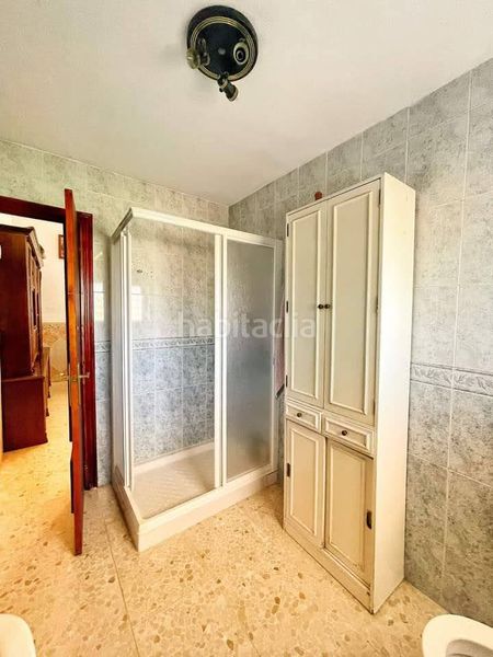 Foto bbe200d4-39fb-4446-847e-cf98583b9474. Masia amb xemeneia aparcament a Cabra