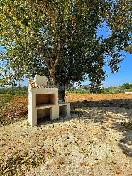 Foto d9ce6b48-9d50-4b0a-bdbf-d6744e6f2d13. Masia amb xemeneia aparcament a Cabra