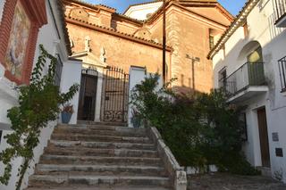 Casa adossada a Galaroza. Casa adosada a la escalinata  posterior de la iglesia parroquial