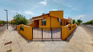 Casa a Los Narejos_Punta Calera. Te presentamos esta fantástica vivienda en esquina, una opción i