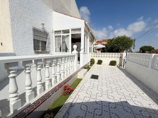 Haus in Santiago de La Ribera. Descubre esta encantadora vivienda en planta baja, ideal tanto c