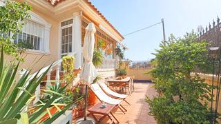 Maison à Las Lomas de Rame-Bahía Bella. Este espacioso chalet cuenta con un encantador espacio exterior