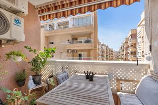 Appartement à Patricio zammit 72. Amplio piso, garaje, trastero , piscina comunitaria.