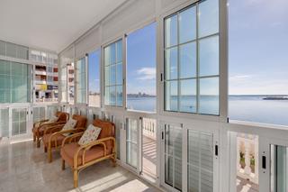 Apartament  Gregorio marañon. Vivienda amplia en primera linea de playa.