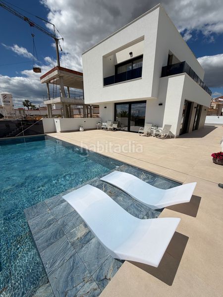 Foto a849f6e8-6671-4984-9034-c4cf24b5122e. Xalet amb piscina a Rojales