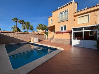 Casa adosada  Sibelius. Villa mediterránea con piscina privada en el chaparral  torrevie