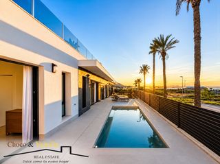 Chalet  Victima del terrorismo. Villa contemporánea de lujo con piscina privada y solárium en to