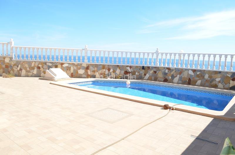 Foto 0b5cdd34-df58-47e0-91fe-bf3d017f085a. Chalet villa de obra nueva en primera linea de playa. en Torrevieja
