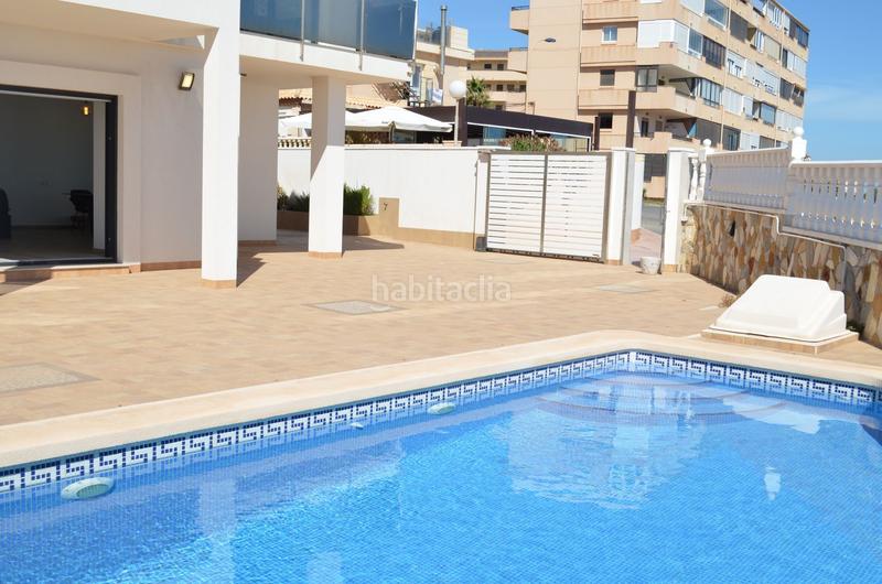 Foto 4e0b2318-06d2-4535-af52-a131363a0349. Chalet villa de obra nueva en primera linea de playa. en Torrevieja