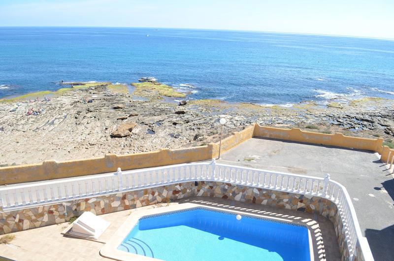 Foto 83b342f2-9b1e-4559-9e51-9d5074c03b9d. Chalet villa de obra nueva en primera linea de playa. en Torrevieja