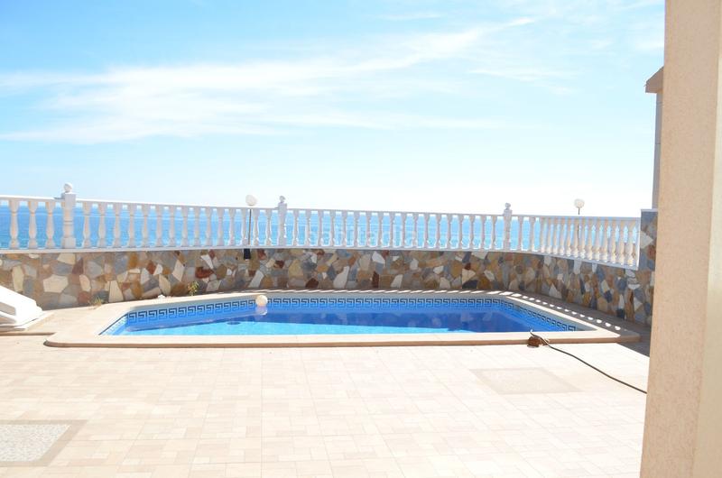 Foto 9646e114-209d-4279-a25d-a4d02adf8713. Chalet villa de obra nueva en primera linea de playa. en Torrevieja