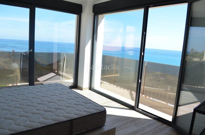 Foto a8ef833b-4d89-42d6-b334-5660233ef493. Chalet villa de obra nueva en primera linea de playa. en Torrevieja