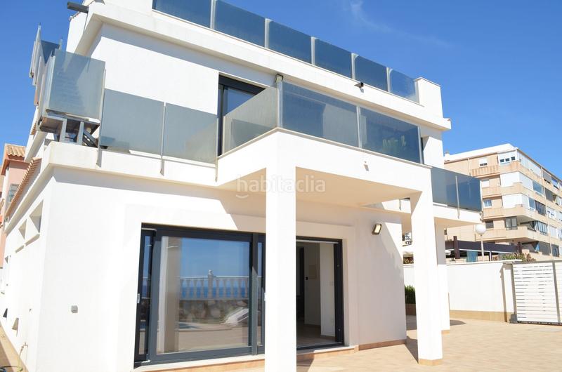 Foto d4d5b962-3d92-40c1-a3a1-b78bdc186c5f. Chalet villa de obra nueva en primera linea de playa. en Torrevieja