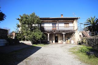 Casa  La veguilla. Casona montañesa con gran finca urbana en la veguilla  reocín