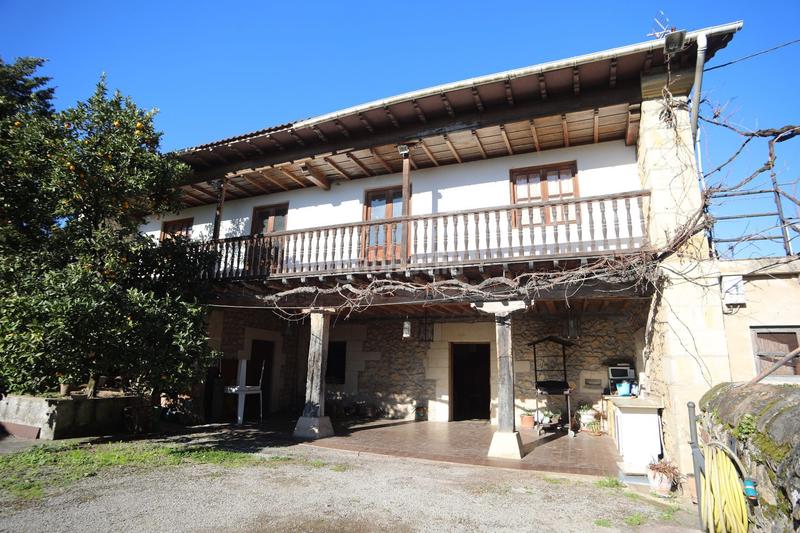 Foto d4c97e48-df57-4e54-8f05-5bec47bec1c7. Casa casona montañesa y gran finca urbana en la veguilla en Reocín