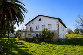 Casa  La veguilla. Casona montañesa y gran finca urbana en la veguilla  reocín