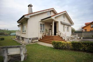 Haus  De la cosntitución. Preciosa casa independiente con gran terreno en hinojedo  suance