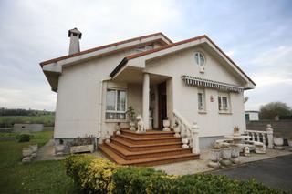 Maison  De la cosntitución. Preciosa casa independiente con gran terreno en hinojedo  suance