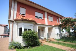 Casa  El arrabal. Chalet en vioño de piélagos  espacio, luz y comodidad en un ento