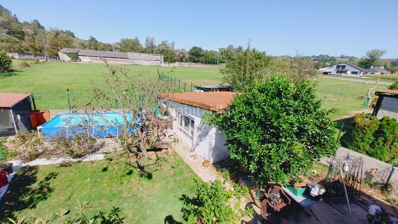 Foto d8c44d38-9384-4526-a650-e2f75b62c36e. Casa amb piscina a Santa María de Cayón