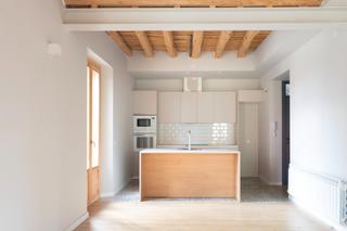 Appartement à Carrer de l'historiador ramon d'abadal i de vinyals 12. Pis a la zona del sucre, ampli i assolellat.
