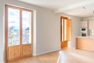 Appartement à Carrer de l'historiador ramon d'abadal i de vinyals 12. Pis a la zona del sucre, ampli i assolellat.