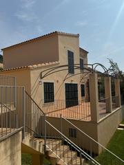 Casa aparellada a Cala Magrana-Cala Anguila-Cala Mendia. Vivienda unifamiliar situada a 5 minutos andando de las impresio