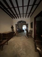 Casa a Plaa de la constituci 2. Casa seorial  con 3 plantas y stano en el centro de manacor