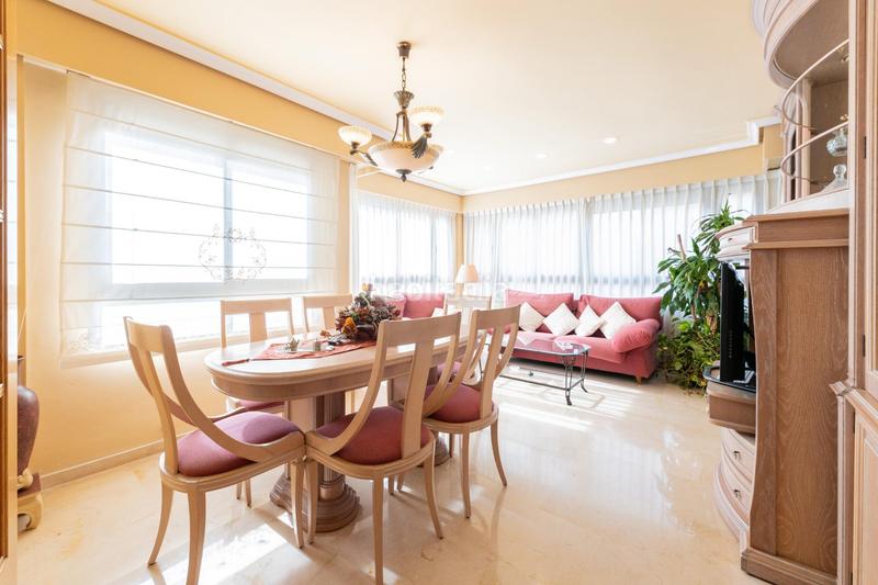 Foto eeba8f6a-b654-469e-99aa-c48dec3fa393. Rent flat with parking in Albors Valencia
