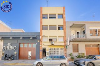 Edifici a Calle PINTOR PUIG RODA