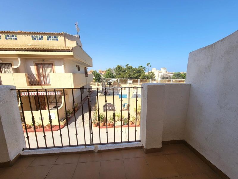 Foto bf80652e-3a75-449f-9021-e346f791f41f. Casa adossada amb aparcament piscina a Playa Flamenca Orihuela