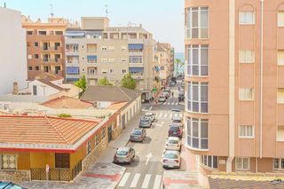 Apartment in Calle virgen de la paloma 27. Luminoso apartamento a 200 metros de la playa de cura, torreviej