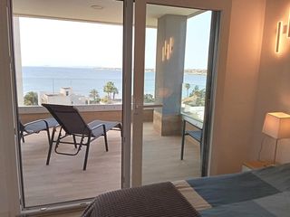 Appartement à Punta Prima. Apartamento con impresionantes vistas frontales al mar, en prime