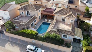 Xalet a Torre de la Horadada. Exclusiva propiedad dos villas independientes con piscina privad