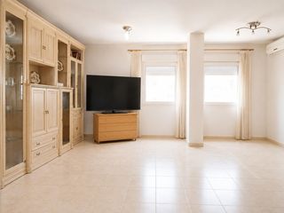 Appartement à Massalavés. Piso amplio con ascensor en pueblo con metro y acceso directo a