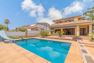 Chalet in Torreón-La Almadraba. Villa independiente con piscina privada a 300 metros del mar  to