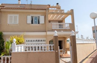 Casa aparellada  Calle r-2 los pinos. Exclusiva casa pareada con jardín privado y piscina comunitaria